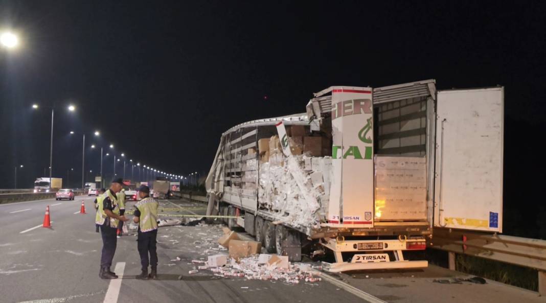 Patlayan lastiğini kontrol eden TIR sürücüsü feci şekilde can verdi 6